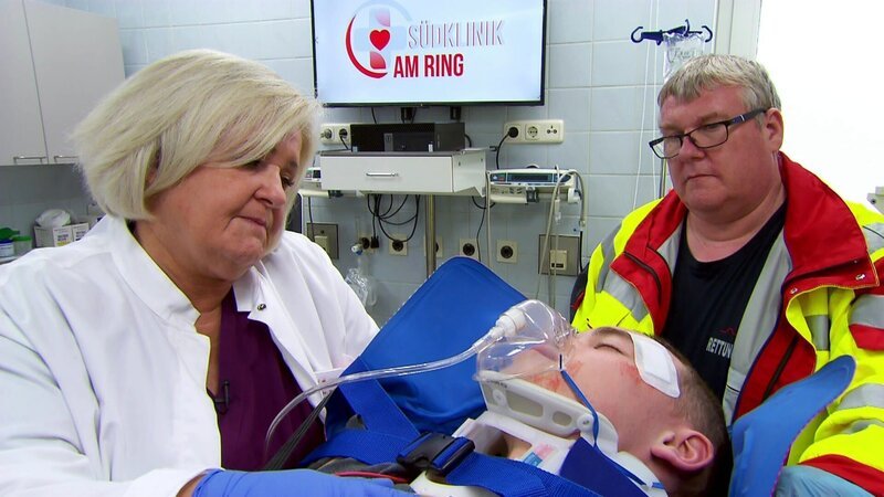 Ein schwerverletzter Fußgänger wird in die Klinik gebracht und stellt die Ärzte vor eine Herausforderung. – Bild: RTLZWEI