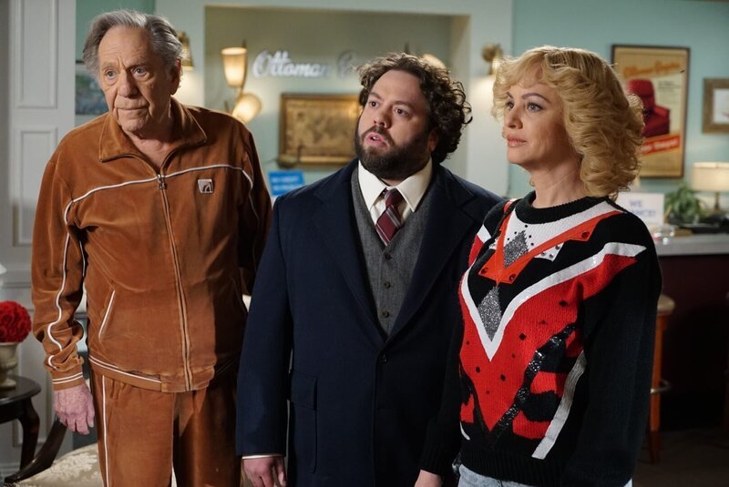 (v.l.n.r.) Albert „Pops“ Solomon (George Segal); Marvin Goldberg (Dan Fogler); Beverly Goldberg (Wendi McLendon-Covey) – Bild: Sony Pictures Television Inc. /​ Eric McCandless