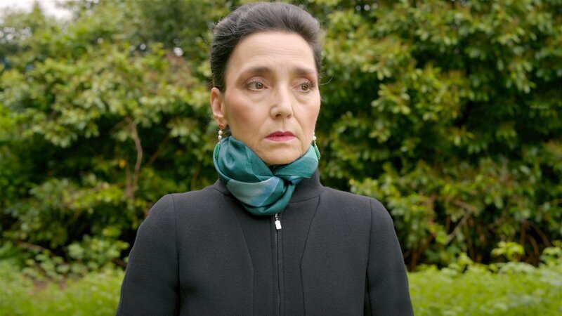 Simone (Tatjana Clasing) kann sich nicht überwinden, Richards letzte Nachricht abzuhören. – Bild: RTL