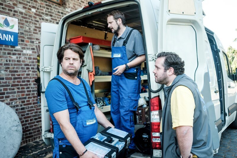 Klaus (Ben Engel, r.) feuert Stefan (Tim Olrik Stöneberg, l.) als Trauzeugen. Hinten: Dirk (Jens Kipper) – Bild: MG RTL D /​ Stefan Behrens