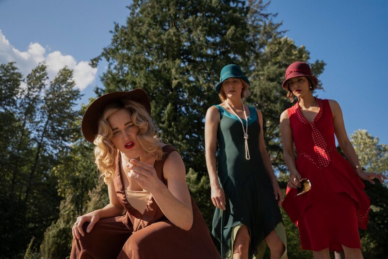 (v.l.n.r.) Sara Lance (Caity Lotz); Ava Sharpe (Jes Macallan); Zari Tarazi (Tala Ashe) – Bild: DC /​ Warner Bros. Ent. Inc.  All Rights Reserved. /​ Michael Courtney