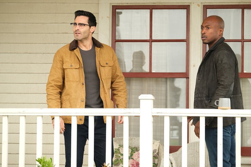 Clark Kent (Tyler Hoechlin, l.); John Henry Irons (Wolé Parks, r.) – Bild: Bettina Strauss /​ 2021 The CW Network, LLC. All Rights Reserved /​ and TM DC Warner Bros. Ent. Inc. /​ Bettina Strauss