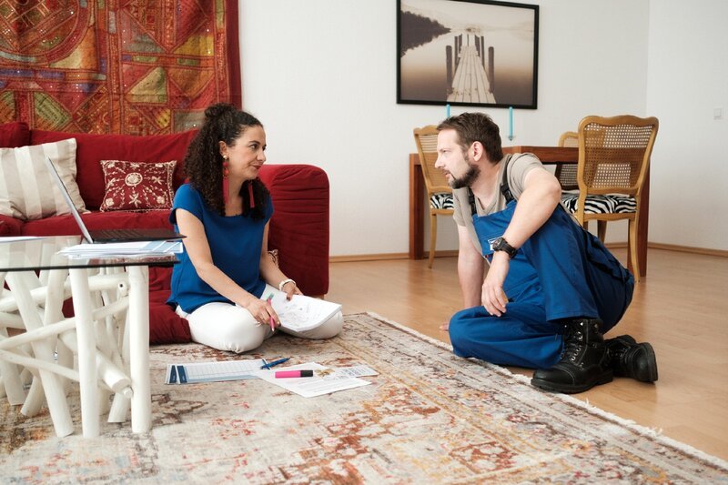 Obwohl sie gerade erst in der Selbstständigkeit angekommen ist, will Dirk (Jens Kipper) Kaya (Shirin Soraya) ihre Unternehmung schon wieder ausreden. – Bild: MG RTL D /​ Stefan Behrens