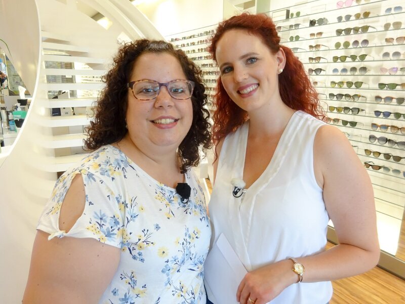 Katja (l.) zusammen mit ihrer Shoppingbegleitung Tina. – Bild: MG RTL D /​ Constantin Ent.