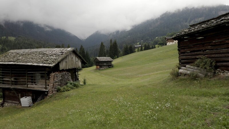 Heuhütten in Obergail. – Bild: ORF/emb media Heuhütten in Obergail. – Bild: ORF/emb media