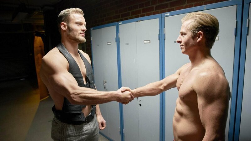 Paul (Daniel Roesner, r.) ermittelt auf eigene Faust in einer Strippertruppe. Er freundet sich mit Robin (Robert Maaser) an. – Bild: TVNOW /​ Guido Engels