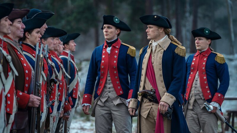 Der General inspiziert vor der Schlacht seine Truppe: Sam Heughan (2.v.r.) als Jamie Fraser – Bild: SRF/​Sony Pictures Television Inc.