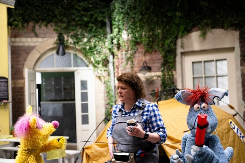 Woozle (re.) hat Woonie versprochen, mit ihr campen zu gehen. Aber nun kriegt er kalte Füße. Also lässt sich Woonie überreden, dass die beiden im Hof von Simóns Wohnhaus campen. Das verstößt aber gegen die Hausordnung, meckert Frau Blume (Dagmar Sachse). – Bild: SUPER RTL /​ Annette Etges /​ Chaos-Camping