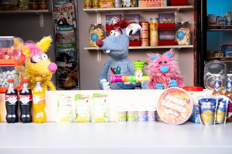 Woonie, Woozle und das Meerwoozchen (v. li. n. re.) haben Frau Schwankes Kiosk übernommen. – Bild: SUPER RTL /​ Annette Etges /​ Gummibärchenalarm am Kiosk