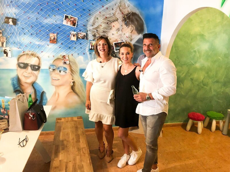 Daniela Büchner (l.) mit Tamara und Marco bei der Eröffnung der Faneteria. – Bild: TVNOW / 99pro Media Daniela Büchner (l.) mit Tamara und Marco bei der Eröffnung der Faneteria. – Bild: TVNOW / 99pro Media