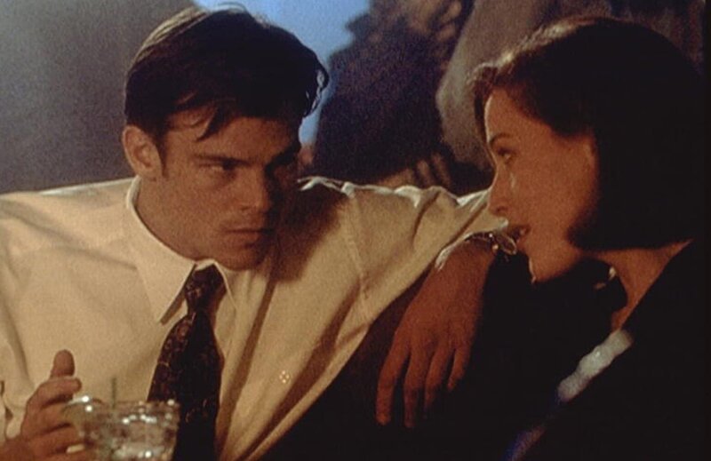 Der Broker Ed Jerse (Rodney Rowland) hat Scully (Gillian Anderson) in einem Tattoo-Laden angesprochen, und sie kommen sich näher. – Bild: Twentieth Century Fox Film Corporation