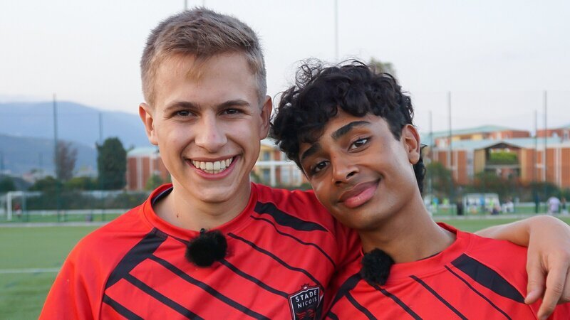 Kilian und Malik sind selbst erstaunt über ihr Geschick beim Rugby-Spielen. – Bild: ZDF/​Georg Bussek