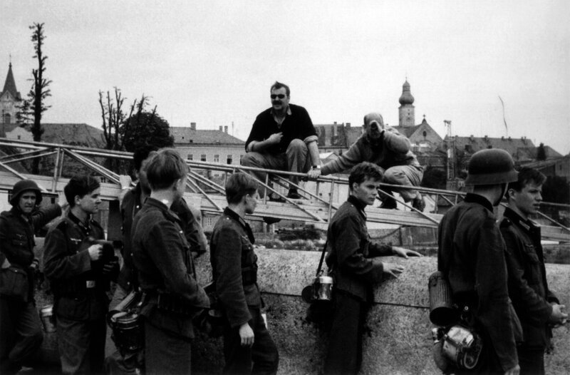 Bernhard Wicki mit seinen Darstellern bei den Dreharbeiten zu „Die Brücke“. – Bild: BR Bernhard Wicki mit seinen Darstellern bei den Dreharbeiten zu „Die Brücke“. – Bild: BR
