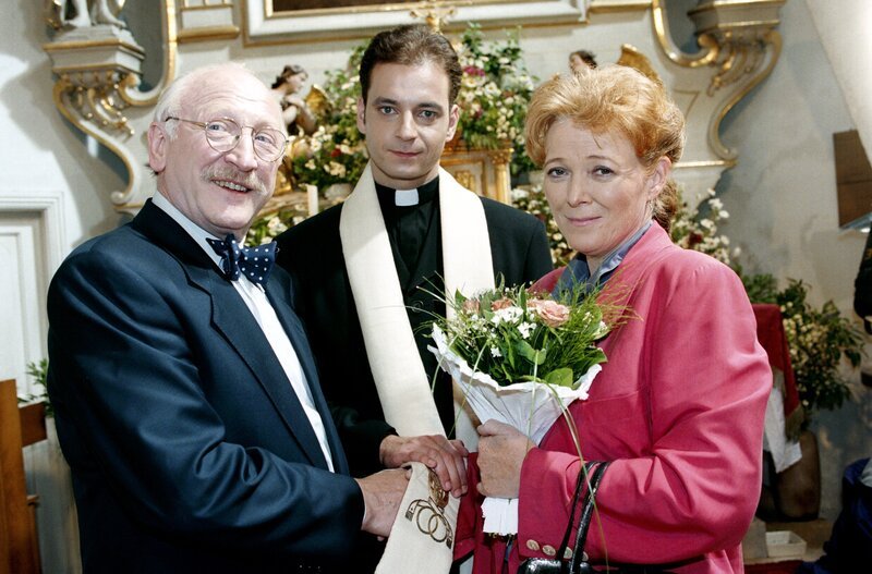 Im Bild (v.li.): Herr Prohaska (Karl Merkatz), Priester (Paul Matic), Frau Prohaska (Lotte Marquardt) – Bild: ORF III