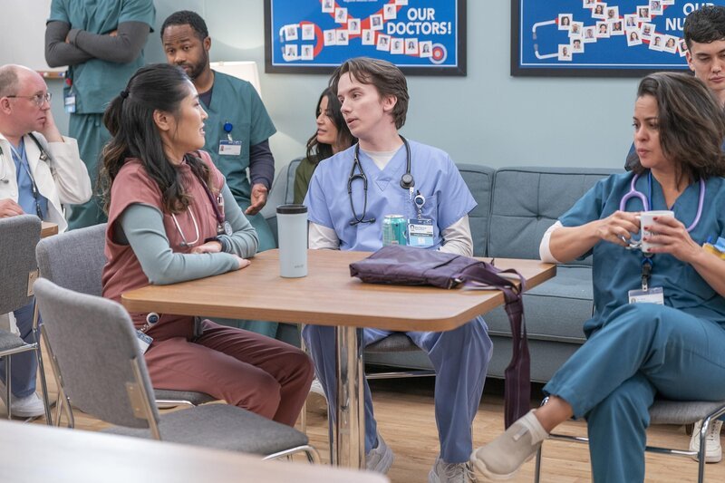 L-R: Serena (Kahyun Kim), Matt (Mekki Leeper), Nurse – Bild: Universal Television LLC. All rights reserved. /​ Ron Batzdorff