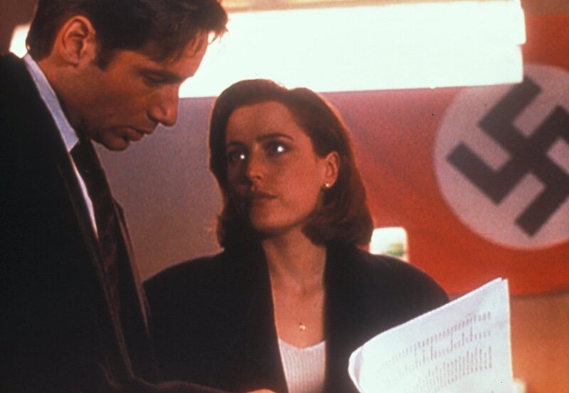 Mulder (David Duchovny, l.) und Scully (Gillian Anderson, r.) stoßen in einer Druckerei in Brooklyn auf antijüdisches Hetzmaterial, womit das Motiv für den Mord an Isaac Luria schon geklärt zu sein scheint. – Bild: ProSieben MAXX