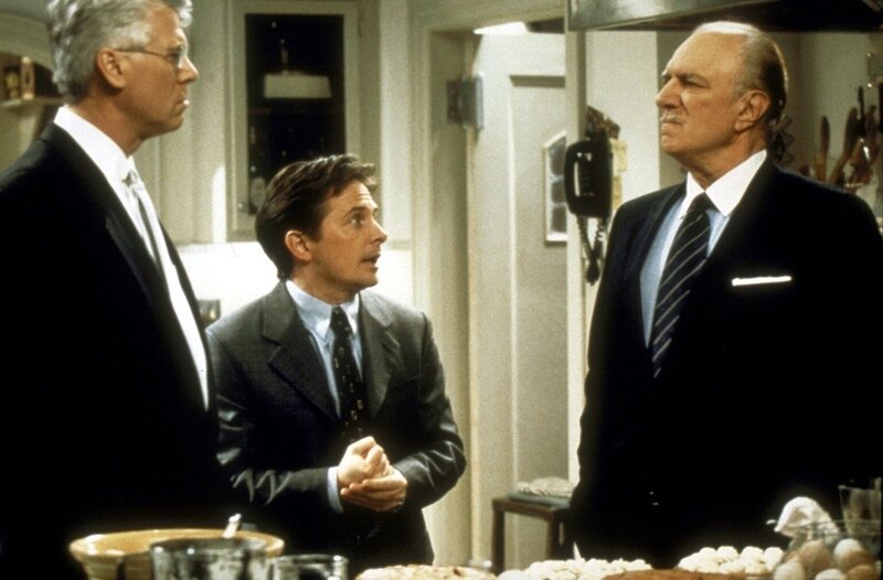 Thanksgiving: Mike (Michael J. Fox, M.) versucht zu schlichten. Winston sen. (Philip Bosco, r.) streitet sich mit Randall (Barry Bostwick, l.). – Bild: ProSieben Media AG