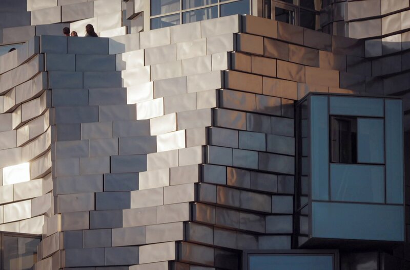 11.000 Edelstahlplatten reflektieren das Licht an der Außenfassade des Gehry-Turms. Sie erinnern an van Goghs breite Pinselstriche. – Bild: Moritz Marz