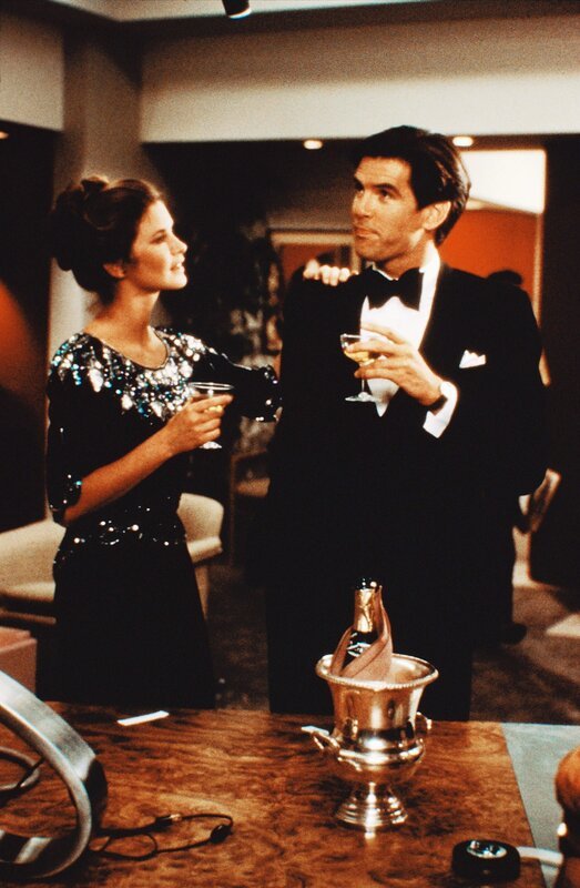 Holt (Stephanie Zimbalist) und Steele (Pierce Brosnan) werden beauftragt, einen verschwundenen Star-Restaurantkritiker zu suchen. – Bild: RTLup