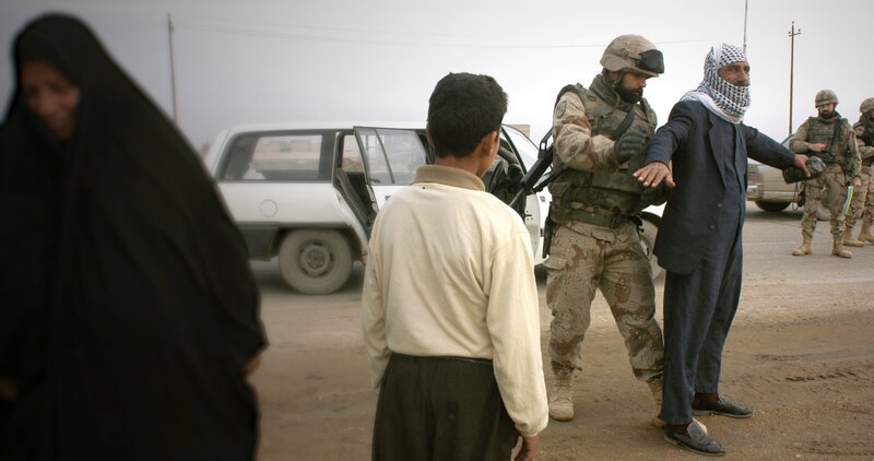 Amerikanische Soldaten kontrollieren regelmäßig Personen nach Waffen. – Bild: Tobias Lenz, Autorenkombinat /​ ZDF und Tobias Lenz, Autorenkomb