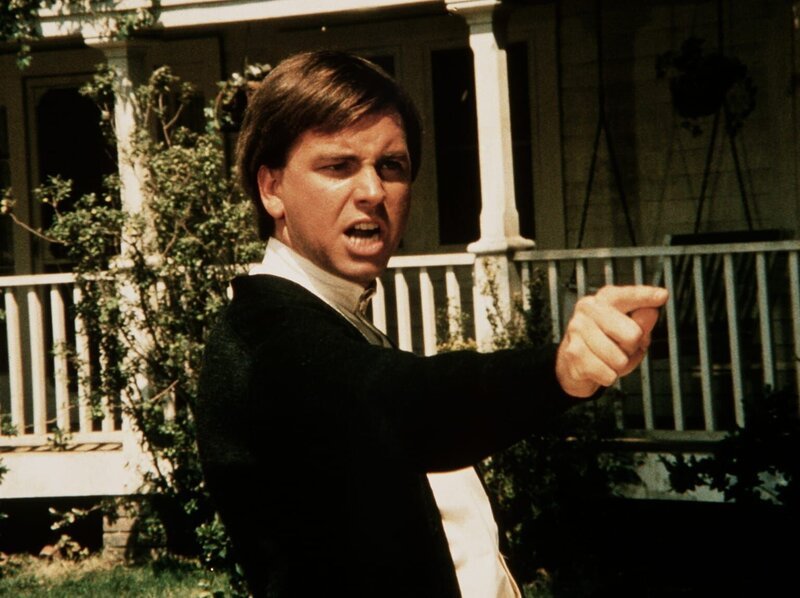 Der junge Prediger Matthew Fordwick (John Ritter) bereitet seinen ersten Gottesdienst in Waltons Mountain vor. Doch ein Besuch bei den alten Schwestern Baldwin hat für ihn verheerende Folgen … – Bild: Sat.1 Gold