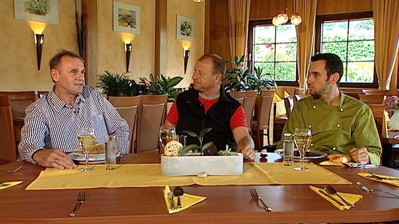 Die Menschen im Apfelland verstehen mit der Natur umzugehen. Sie leben althergebrachtes Brauchtum in seiner bunten Vielfalt. Die Orte im Apfelland sind allesamt Dörfer mit Charakter. Natürlich spielt im Apfelland der Apfel eine Hauptrolle, aber abgesehen davon gibt es so viel zu entdecken: Harry Prünster entscheidet sich für den Ausschnitt östlich vom Stubenbergsee, wo Bründln und Kneippanlagen seinen Weg säumen. Vom Apfelwirt in Stubenberg wandert er am Stubenbergsee vorbei zum Schloss Schielleiten. In Fieberbründl, dem versteckten Wallfahrtsort, hat die Eisoase von Freddy einen ganz besonderen Stellenwert. Und wenn der Abend warm genug ist, gibt es für Harry zum Abschluss noch eine Erfrischung im eiskalten Bachwasser. Im Bild: Harry Prünster beim Bachwirt in St.Johann. – Bild: ORF