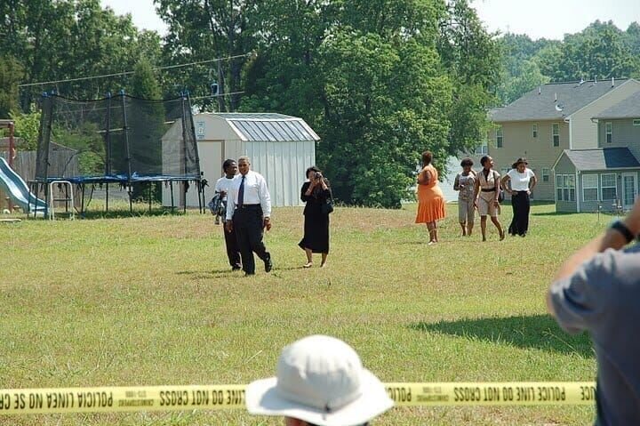Ausgrabung der Leiche von Sherri Jackson in einem Hinterhof in North Carolina – Bild: Sat.1 Gold