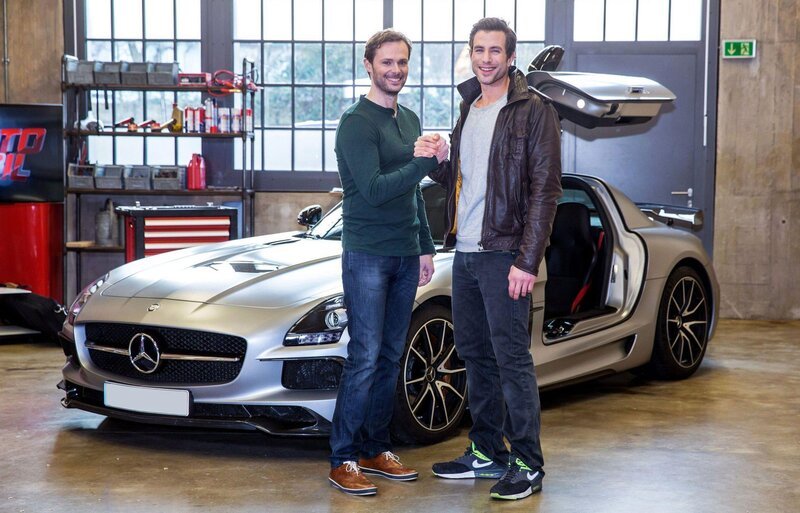 Die Moderatoren Alexander Bloch (l.) und Andreas Jancke im neuen ‚auto mobil‘ Studio. – Bild: VOX