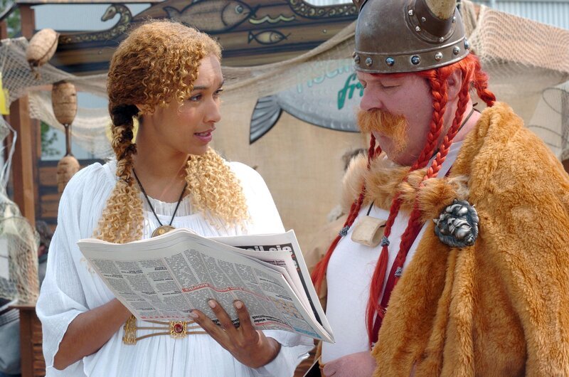 Tanja (Carol Campbell, l.) und Engel (Ottfried Fischer, r.) sind für das Kinderfest als Wikinger kostümiert. – Bild: ORF/​Eventfilm/​Markus Her
