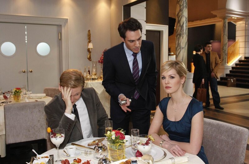 Alexandra (Ivonne Schönherr, r.) provoziert Mark (Arne Stephan, M.) weiterhin und untermauert ihre angebliche Affäre mit Philip (Philipp Romann, l.), indem sie sich mit ihm in aller Öffentlichkeit sehen lässt … – Bild: Noreen Flynn