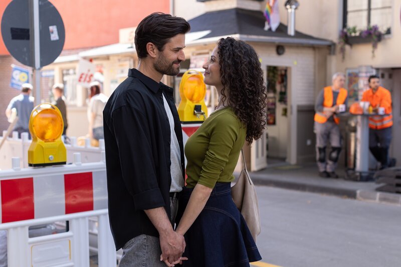Paco (Milos Vukovic) und Naomi (Nadine Menz) bringen Ferhat mit ihren Zukunftsplänen ins Nachdenken. – Bild: @RTL