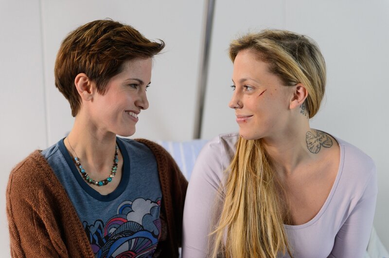 Iva (Christina Klein, r.) ist dankbar, dass sie in dieser schweren Zeit ihre Freundin Pia (Isabell Horn) an ihrer Seite hat. – Bild: RTL /​ Willi Weber
