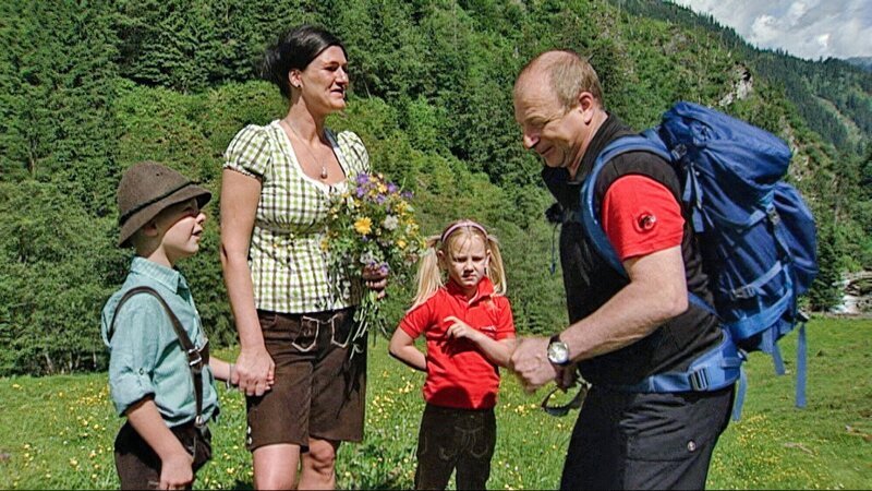 Harry Prünster im Nationalpark Hohe Tauern bei Familie Holzer von der Senningeralm. – Bild: ORF
