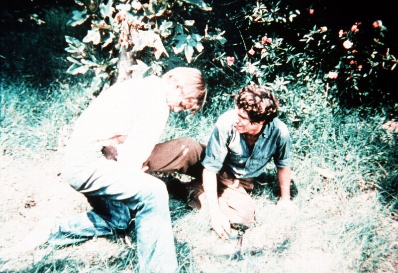 John-Boy Walton (Richard Thomas, l.) kämpft mit einem fremden Jungen (Michael Rupert, r.), der aus einem Lager ausgerissen ist, um einen Waschbären … – Bild: Sat.1 Gold