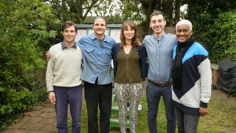 Arit(r.) und die Rich-Brüder helfen dabei, für eine Familie aus St. Albans einen unterhaltsamen und zugleich praktischen Garten zu gestalten. – Bild: RTL
