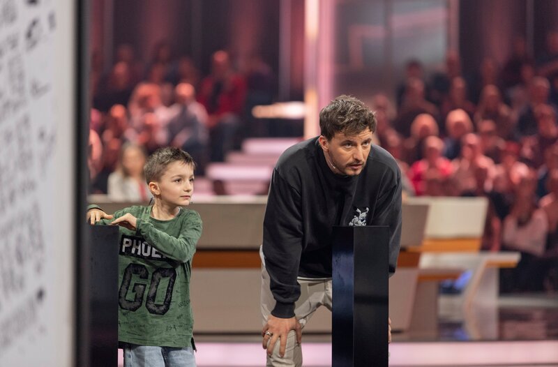 Tommi Schmidt (r.) und Laios (7, l.) beim Schwarzplan-Duell. – Bild: NDR/​Thorsten Jander