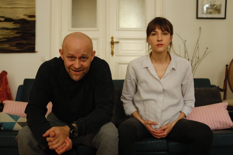 Thorsten (Jürgen Vogel) und Jana (Natalia Belitski) warten auf ihre erste Online-Sitzung bei der Paartherapeutin. – Bild: ZDF /​ Juan Sarmiento G.