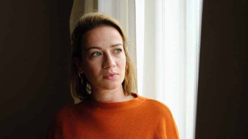 Merle (Nina Gummich) muss sich entscheiden: Soll sie zuerst die Präsentation für die Chefin fertigstellen, den Streit mit dem Ex begraben oder den rebellierenden Vater bändigen? – Bild: ZDF