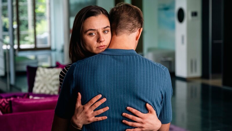 Die Geschwister Fabian (Paolo Konrad, r.) und Leonore Felmy (Laura Balzer, l.) sind schockiert, weil ihr Vater einen Mord gestanden hat. – Bild: ZDF