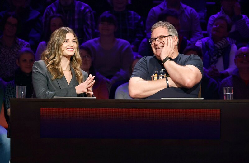Rateteam-Kapitän Elton (r.) und die Schauspielerin Emma Schweiger (l.) bilden ein Rateteam. – Bild: ARD/​Morris Mac Matzen