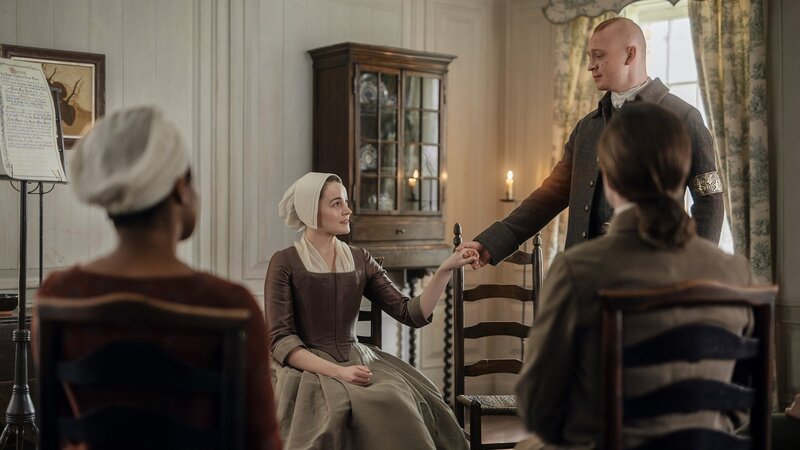Der grosse Tag ist da: Gloria Obianyo (Rückansicht) als Mercy Woodcock, Izzy Meikle-Small als Rachel Hunter, John Bell als Ian Murray und Joey Phillips (Rückansicht) als Dr. Denzell Hunter – Bild: SRF/​Sony Pictures Television Inc.