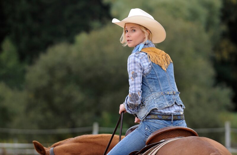 Birgit Sacher (Teresa Weißbach) erhält Unterricht im Westernreiten. Weiteres Bildmaterial finden Sie unter www.br-foto.de. – Bild: BR/​Barbara Bauriedl