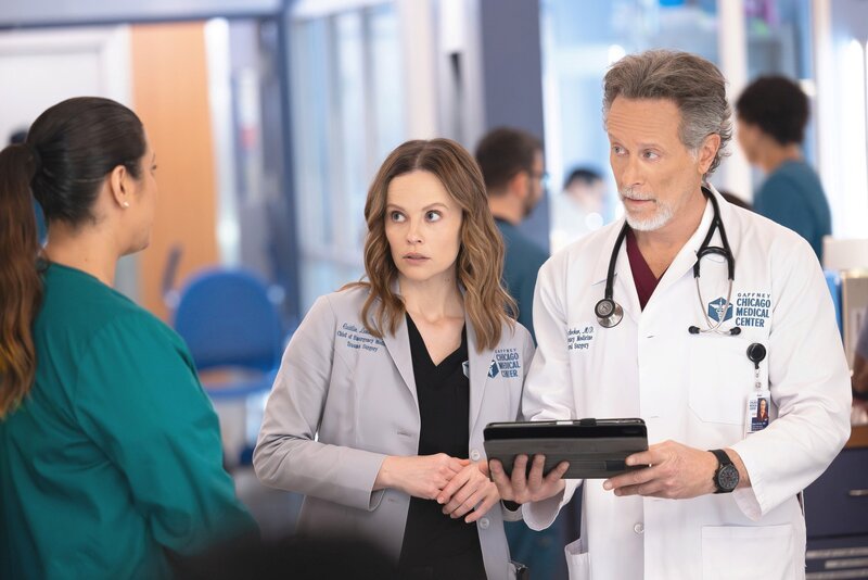 Sarah Ramos as Dr. Caitlin Lenox, Steven Weber as Dr. Dean Archer – Bild: NBCUniversal /​ NBCUniversal Media, LLC.