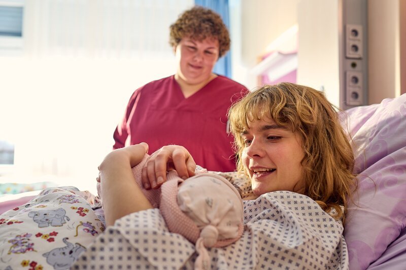 Lena (Anna Schimrigk) hat endlich ihr Baby. Die Hebamme (Thekla Viloo Fliesberg) sagt, mit dem Baby sei alles in Ordnung. – Bild: Frank Dicks /​ ZDF und Frank Dicks