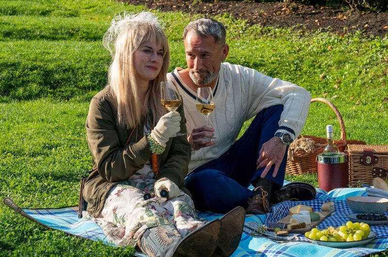 Datschenpächter Manfred Neumeier (Heikko Deutschmann) umgarnt die junge und etwas naive Gartennachbarin Tamara Koske (Martina Schöne-Radunski). – Bild: Oliver Feist /​ ZDF