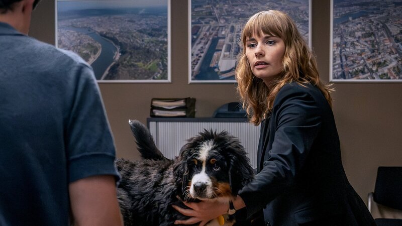 Johannes Raininger, der illegal mit Hundewelpen gehandelt hat, wird tot auf einer Autobahnraststätte aufgefunden. Wurde er von einem seiner Kunden ermordet, den er dort treffen wollte? Im Bild: Nele (Anna Hausburg) – Bild: ZDF
