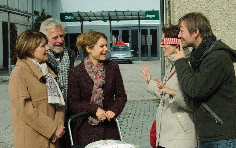 Gregor hofft, dass Rosi, Martin und Uschi ihm die Überraschung nicht verderben. Von links: Rosi Brunner (Brigitte Walbrun), Martin Kirchleitner (Hermann Giefer), Uschi Kirchleitner (Silke Popp), Fanny Lechner (Katrin Lux) und Gregor Brunner (Holger M. Wilhelm). – Bild: BR/​Marco Orlando Pichler