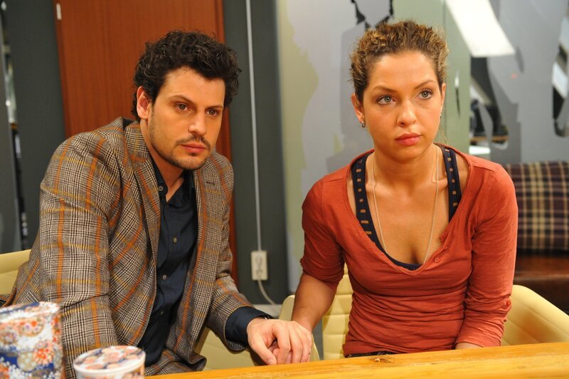 Mit Lucas (Manuel Cortez, l.) Hilfe stellt sich Nina (Maria Wedig, r.) der Herausforderung. – Bild: SAT.1 /​ Oliver Ziebe Eigenproduktionsbild frei