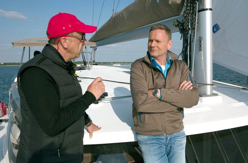 MDR FERNSEHEN SAGENHAFT – DAS MITTELDEUTSCHE SEENLAND; Moderator Axel Bulthaupt (r.) mit Andreas Beuster, Gastronom aus Bitterfeld /​ Goitzsche – Bild: MDR/​ MDR/​HA Kommunikation