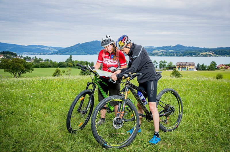 Skisprungstar Andy Goldberger macht eine Mountainbike-Tour hoch über dem Attersee – Bild: ServusTV /​ Neumayr /​ Leo